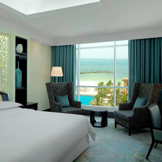غرفة سوبيريور ديلوكس بسرير كينج بإطلالة على البحر، Sheraton Sharjah Beach Resort Spa 2/8