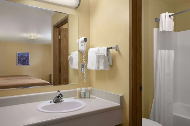 غرفة ديلوكس بسرير كينج، Travelodge by Wyndham Wenatchee 8/10