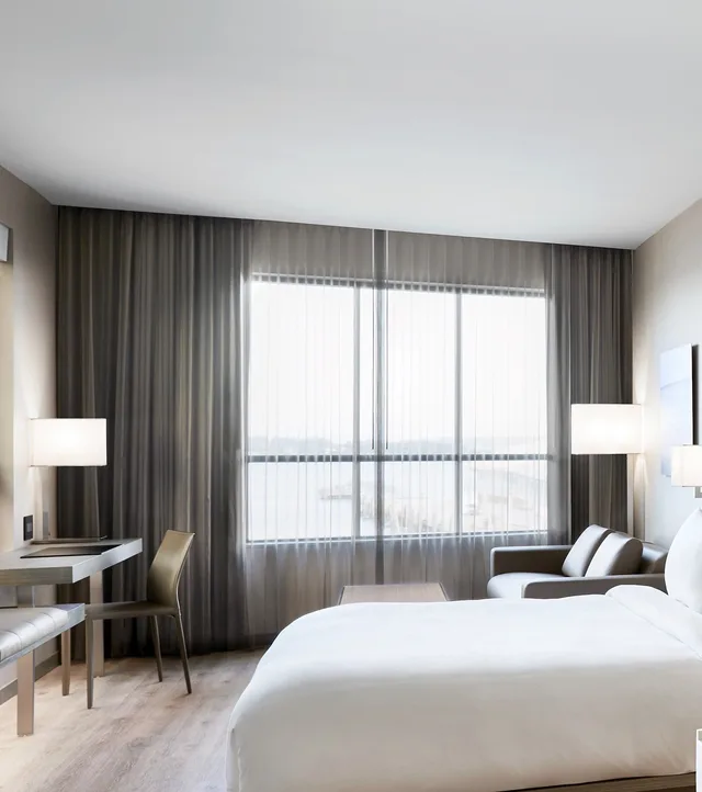 غرفة ديلوكس بسرير كينج بإطلالة على المدينة مع أريكة، Ac Hotel Portland Downtown Waterfront By Marriott 1/3