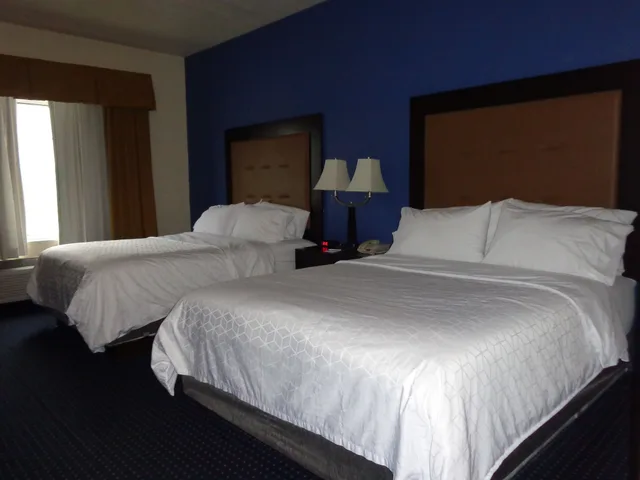 Standard, 2 Queen Beds, Holiday Inn Express Suites New Buffalo 1/5