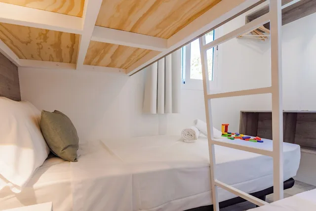 2 Bedrooms, Neri, Bungalow, 1 Queen and 3 Single Beds, Pet Friendly، Costa del Sol Glamping Village 6/9