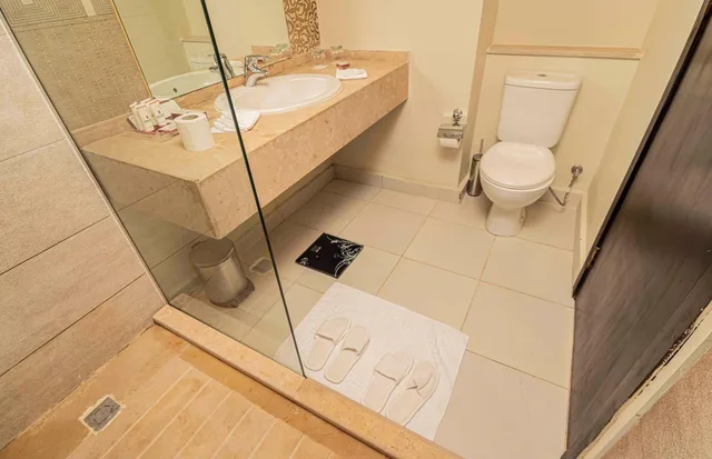 غرفة بسرير كينج بإطلالة على المسبح، Amarina Abu Soma Resort and Aquapark 8/8