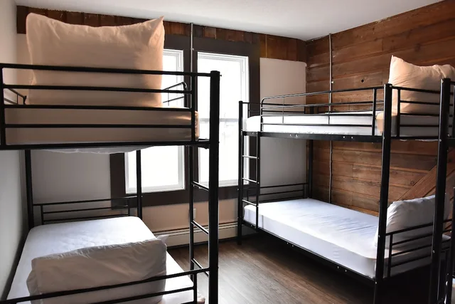 سكن مشترك مختلط بستة أسرّة وأسرّة بطابقين، Canmore Hotel Hostel 1/1