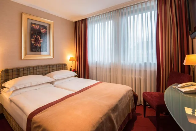 غرفة بسرير كوين، Best Western Plus Hotel St. Raphael 4/9