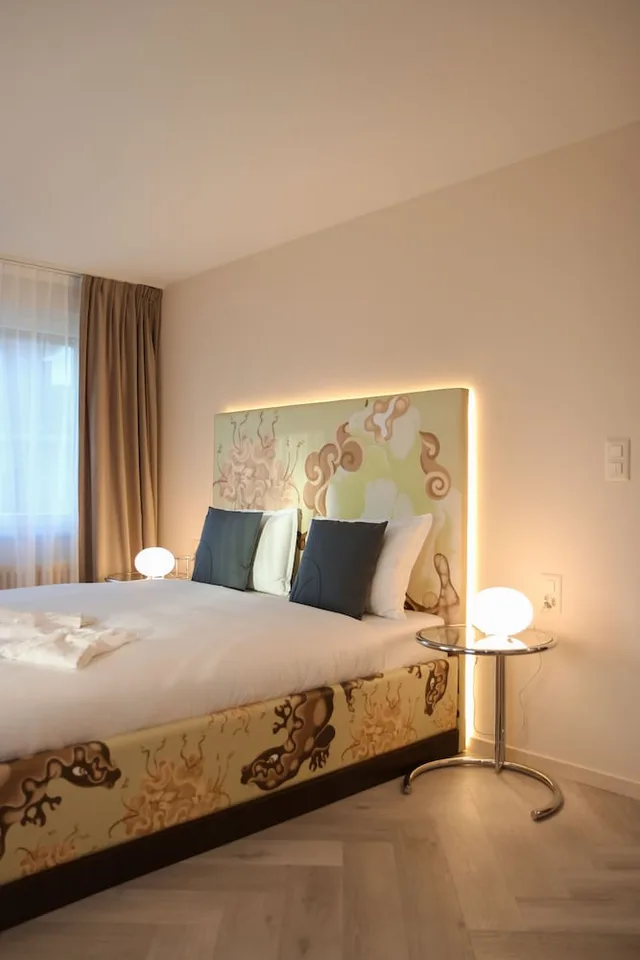 Senior, Central, Studio, Double Bed, Balcony, Kitchenette, Fleming S 2/3