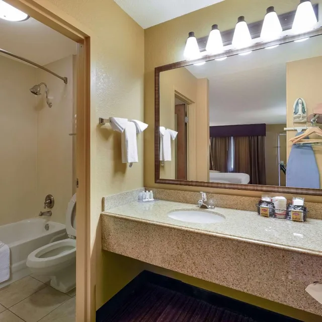 غرفة بسرير كوين في الملحق، Quality Inn & Suites West Helena 5/5