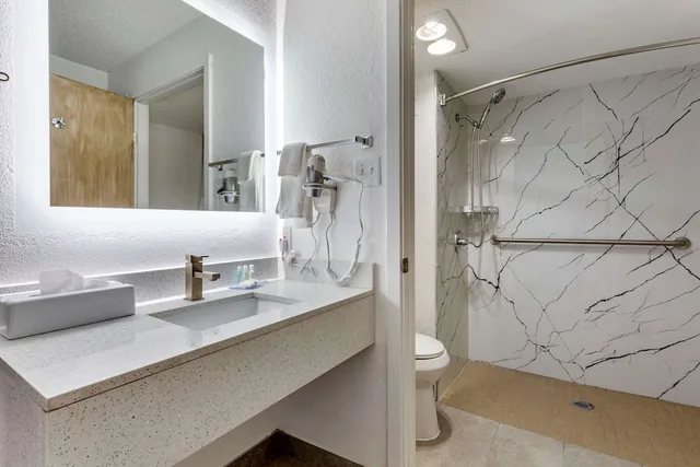 غرفة قياسية بسرير كينج، Quality Inn and Suites Sulphur Springs TX 6/8