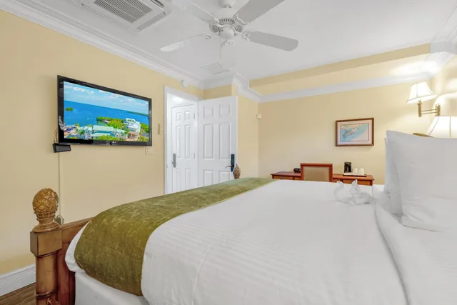 جناح بسرير كينج بإطلالة على البحر بغرفة نوم واحدة مع أريكة، Dove Creek Resort & Marina, Trademark Collection by Wyndham 1/6