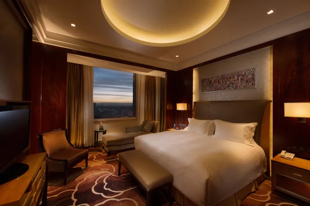 غرفة تنفيذية بسرير كينج مع دخول صالة النادي، Doubletree By Hilton Qinghai Golmud China 1/4