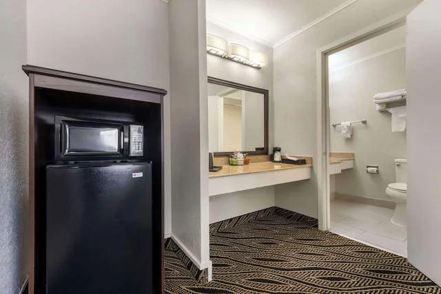 غرفة قياسية بسريرين كوين، Best Western Red Carpet Inn 6/6