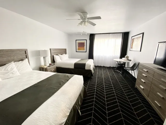 غرفة بسريرين كوين لذوي الإعاقة، Masterpiece Hotel 2/7
