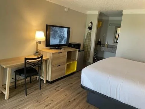 غرفة قياسية بسرير كينج للمدخنين، Days Inn By Wyndham Hillsboro Tx 4/6