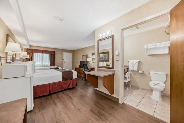 غرفة قياسية بسريرين كوين لذوي الإعاقة، Stony Plain Inn & Suites 8/8