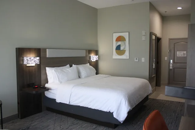 Standard, Holiday Inn Express Hotel & Suites Shamrock North 2/9
