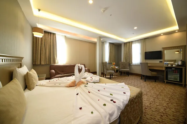 2 Bedrooms, Connecting, Family Suite, 1 Double and 3 Single Beds, Sea View، Grand Star Hotel Bosphorus 1/6