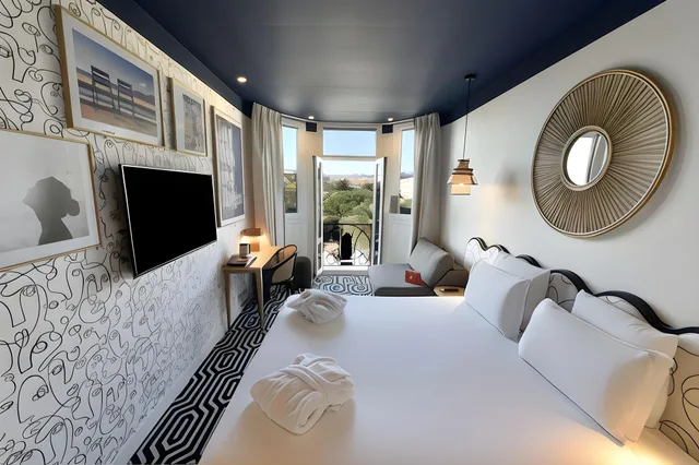 غرفة ثلاثية بسرير كينج بإطلالة على البحر مع أريكة، Hotel Albert 1er Nice 1/1