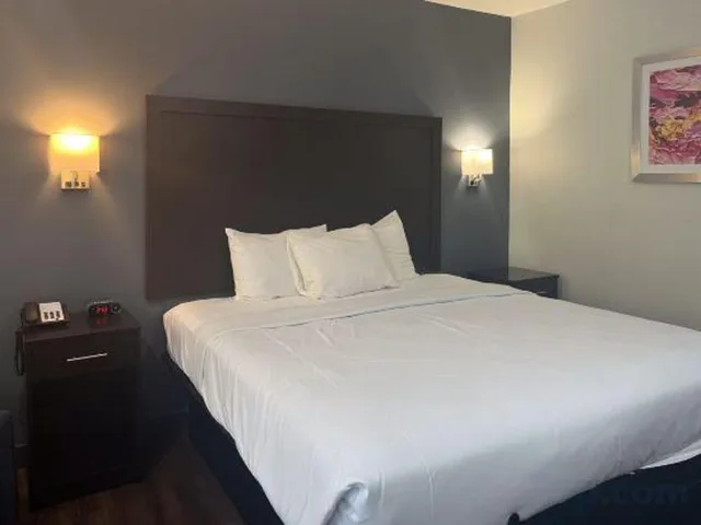 جناح بسرير كينج لغير المدخنين مع أريكة سرير، Motel6 Yuba City, CA 2/10