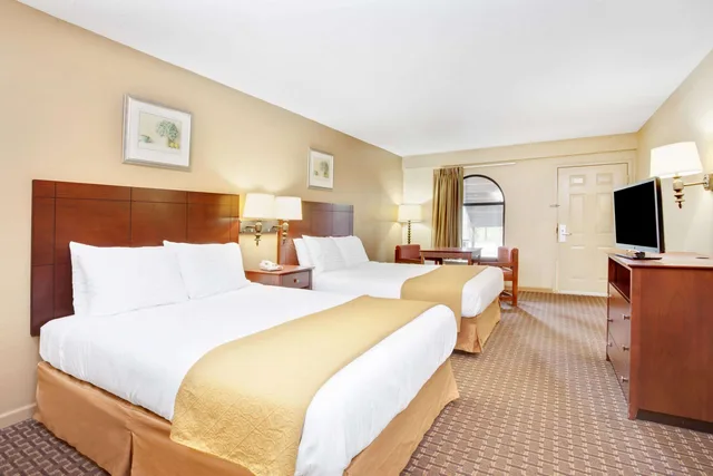غرفة بسريرين كوين، Days Inn & Suites By Wyndham Stockbridge South Atlanta 1/5