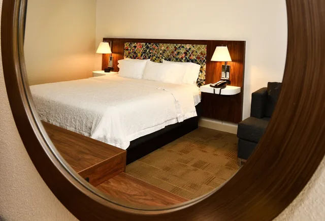 غرفة بسرير كينج مع أريكة، Hampton Inn Santee-I-95 5/10