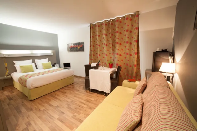 جناح جونيور بسرير كوين مع أريكة، Hotel Les Domes - Perpignan Sud by Hosteletour 3/4
