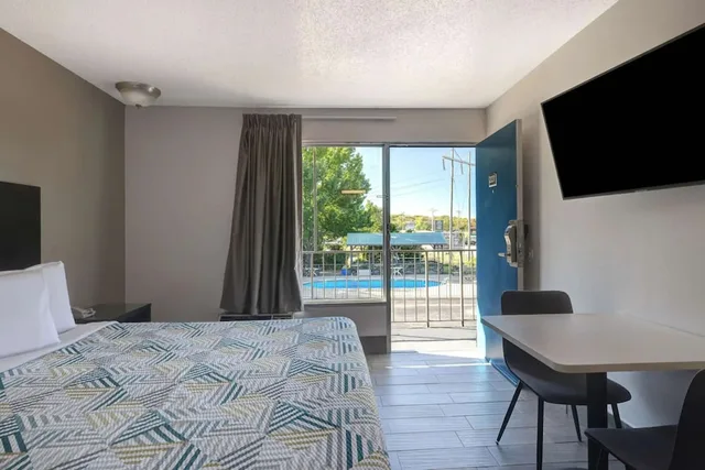 غرفة ديلوكس بسرير كينج، Motel 6 Branson West Silver Dollar City 3/4