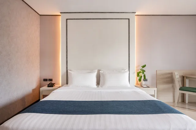 غرفة ديلوكس بسرير كينج بشرفة، Manhattan Pattaya Hotel 5/7