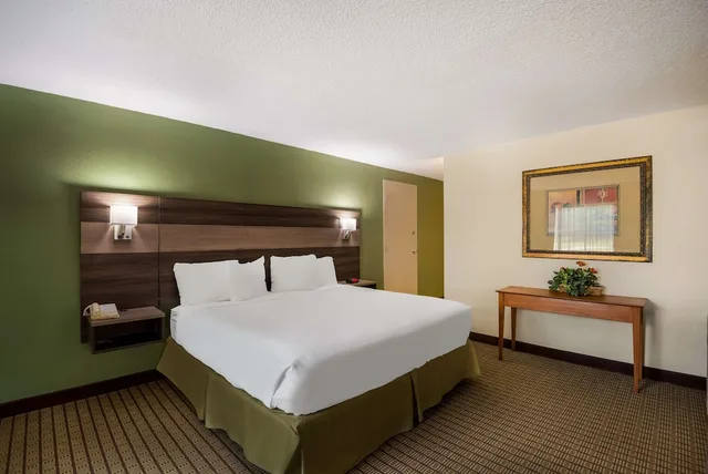 جناح بسرير كينج مع أريكة بمنطقة جلوس بحوض جاكوزي، Best Western Prairie Inn & Conference Center 1/2