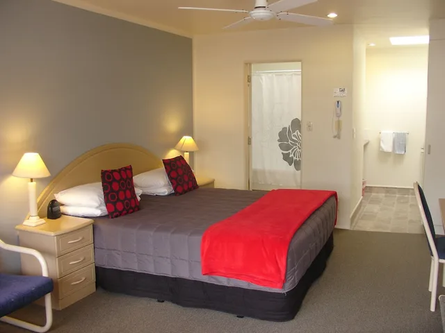 Studio, King Bed, Pacific Motor Inn 2/10