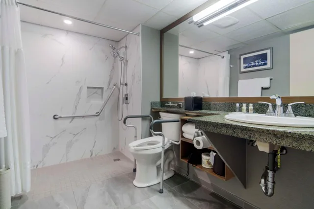 غرفة بسريرين مزدوجين بشرفة لذوي الإعاقة، Best Western Premier Chateau Granville Hotel and Suites and Conf. Centre 3/6