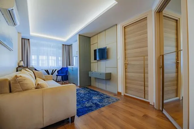 شقة تقليدية بسرير كينج مع أريكة، Comfort Beige Hotel 4/8