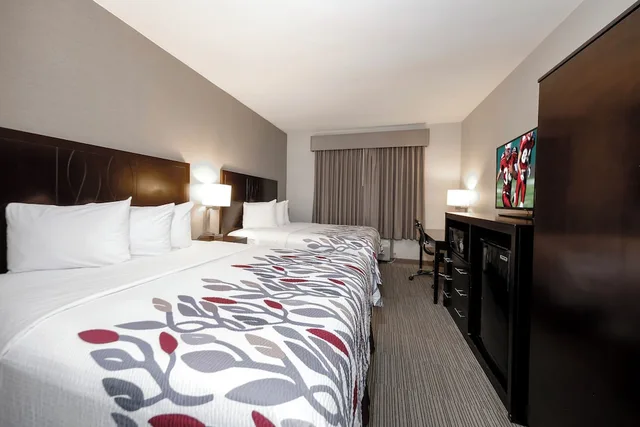 غرفة ديلوكس بسريرين كوين بإطلالة على البحيرة، Red Roof Inn & Suites Newburgh - Stewart Airport/ West Point 1/8