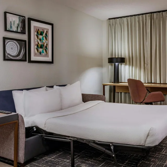 جناح بسرير كينج بغرفة نوم واحدة مع أريكة بحوض استحمام لذوي الإعاقة، Residence Inn Worcester 2/3