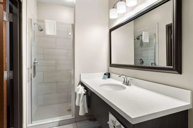 Room, Queen Bed, Best Western Sawtooth Inn & Suites 5/6