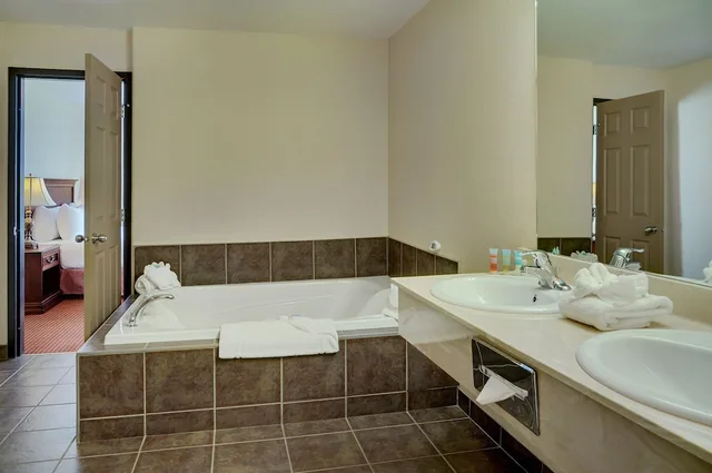 جناح سيغنتشر بسرير كينج بغرفة نوم واحدة بحوض جاكوزي، Pomeroy Inn & Suites 2/2