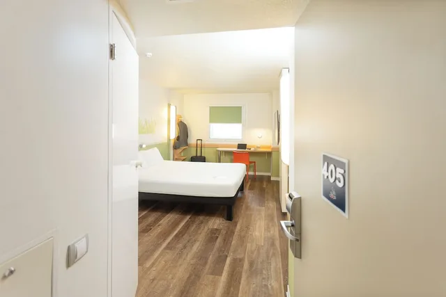 Classic, Double Bed, ibis budget Valencia Aeropuerto 6/6