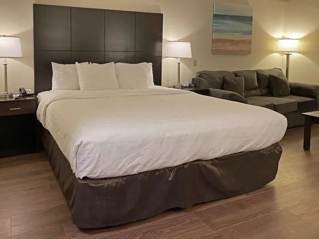 غرفة قياسية بسرير كينج مع أريكة، Clarion Hotel & Conference Center Toms River 1/4