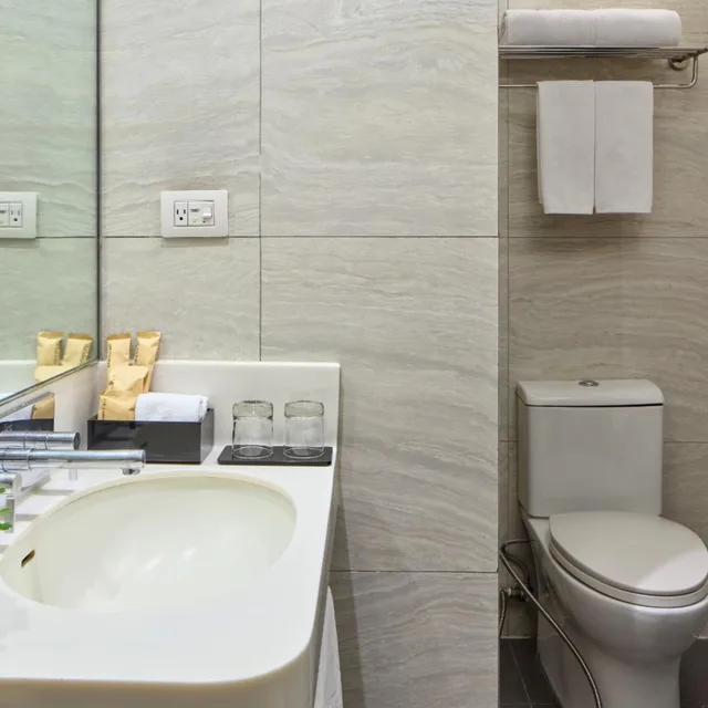 جناح بسرير كينج بغرفة نوم واحدة بمنطقة جلوس، Belmont Hotel Manila 5/7