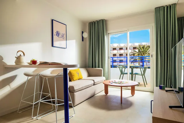 شقة بسرير كوين بإطلالة على المسبح بغرفة نوم واحدة مع أريكة، Coral Star Apartments 3/6