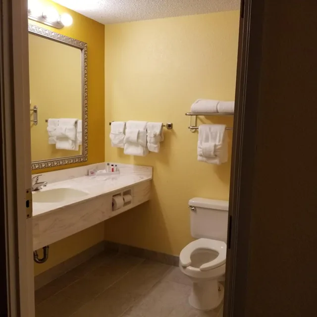 Deluxe, Double or Twin Bed, The Comstock Inn And Conference Center 7/8