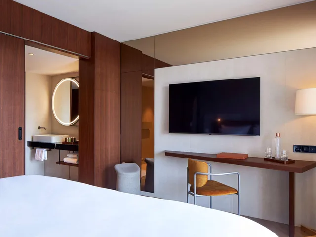 غرفة ديلوكس بسرير كينج بشرفة، L Esquisse Hotel & Spa Colmar - MGallery Collection 4/9