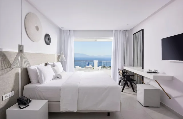 جناح بريميوم جونيور بسرير كوين بإطلالة على البحر مع أريكة، Dimitra Beach Hotel and Suites 1/4