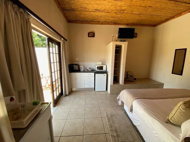شقة أساسية بسرير كينج وسريرين منفصلين، Lanseria Country Estate 2/8