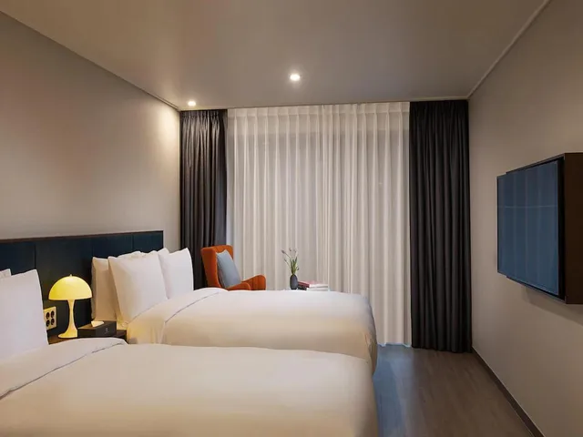 غرفة قياسية بسريرين منفصلين وسرير مزدوج وسرير فردي، Haeundae Youngmu Parade Hotel 1/1