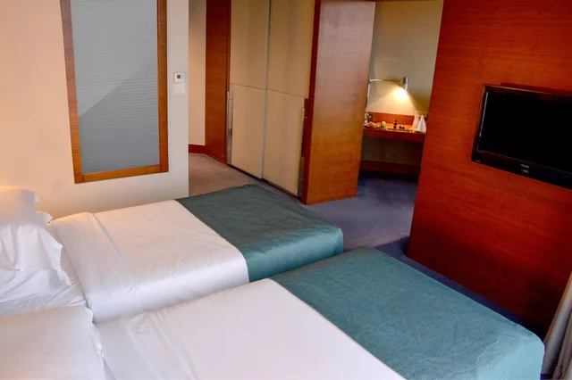 غرفة سوبيريور بسريرين منفصلين بإطلالة على البحر، Sheraton Istanbul Atakoy Hotel 3/9