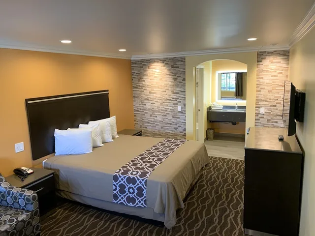 Deluxe, King Bed, Industry Inn Amp Suites 1/6