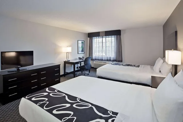 غرفة داخلية بسرير كوين لذوي الإعاقة، La Quinta Inn & Suites by Wyndham Charleston Riverview 1/4