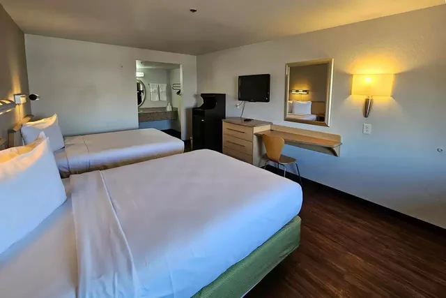 غرفة رباعية بسرير كوين لذوي الإعاقة، Rodeway Inn & Suites Rancho Mirage - Palm Desert Area 2/5