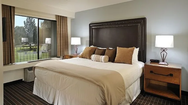 Suite, King Bed, Golf Course View, Sofa، Holiday Inn Resort the Lodge At Eagle Crest 1/3
