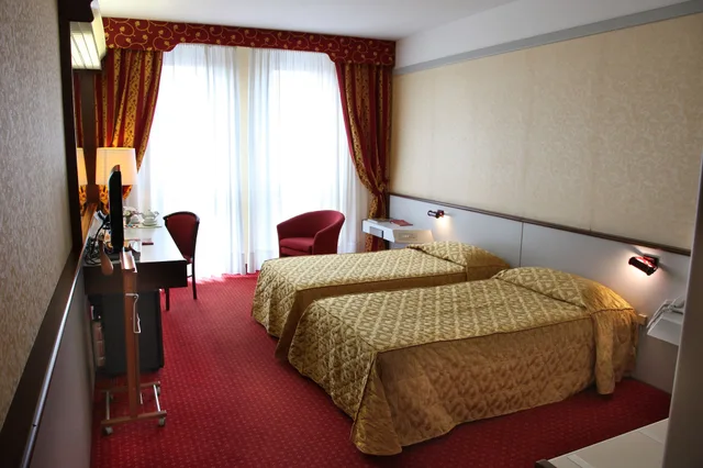 غرفة كلاسيكية بسريرين منفصلين، Maxim Hotel 2/5