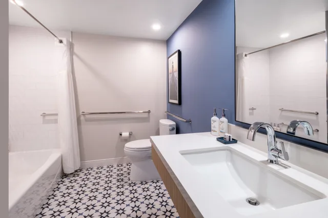 غرفة بسرير كينج بشرفة مع أريكة لذوي الإعاقة، Holiday Inn Resort Bar Harbor Acadia Natl Park 2/2